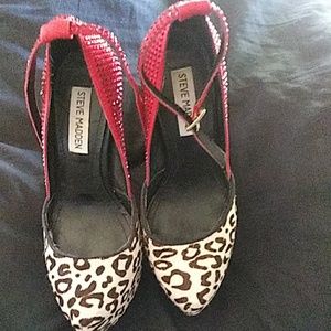 Selling some Steve Madden heels size 6 never been
